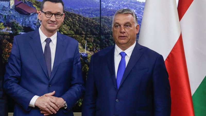 Fotografija: Poljski in madžarski premier Mateusz Morawiecki in Viktor Orbán z razpletom sodnega postopka v Luxembourgu ne moreta biti zadovoljna. FOTO: Aris Oikonomou/AFP
