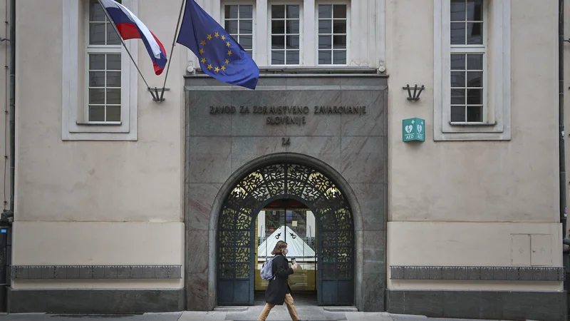 Fotografija: Skupščina ZZZS je finančni načrt zavoda sprejela na seji ob koncu lanskega leta, ob tem pa so opozorili, da tudi zaradi vpliva epidemije pričakujejo zahtevno leto in da bo treba zagotoviti dolgoročne vire za pokrivanje novih odhodkov. FOTO: Jože Suhadolnik/Delo
