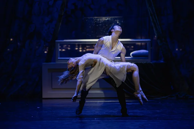 Nina Noč in Kenta Yamamoto sta eden od treh ljubezenskih parov, drugi dve Juliji sta Yaman Kelemet in Nina Kramberger, Romei so še Petar Đorčevski, Filip Jurič in Oleksandr &shy;Koriakovskyi. FOTO: Darja Štravs Tisu
