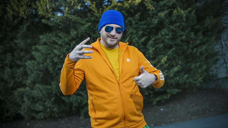 Fotografija: Marko Bratuš prepričljivo igra Smaal Tokka, gangsta raperja s podeželja. FOTO: Jože Suhadolnik/Delo
