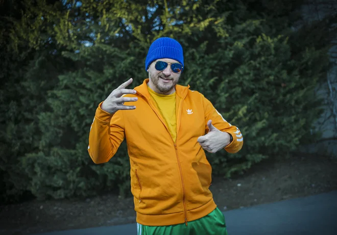 Marko Bratuš prepričljivo igra Smaal Tokka, gangsta raperja s podeželja. FOTO: Jože Suhadolnik/Delo
