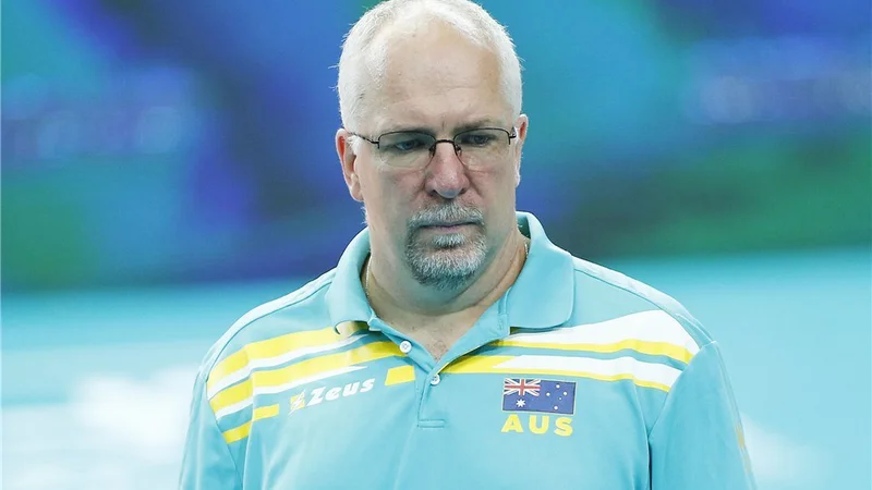 Fotografija: Mark Lebedew (na fotografiji) je v Evropi najprej deloval v Nemčiji in Belgiji, mudil se je tudi na Poljskem, kjer je tri sezone uspešno vodil Jastrzebski, zatem še Warto Zawiercie in Wroclaw, v letošnji sezoni pa je na čelu še enega nemškega velikana, VfB Friedrichshafna. Od leta 2016 do 2020 je bil selektor reprezentance Avstralije. FOTO: FIVB