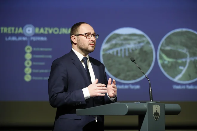 Jernej Vrtovec, minister za infrastrukturo, je povedal, da je lani upravljal milijarden proračun za infrastrukturo. Fotografiji Leon Vidic
