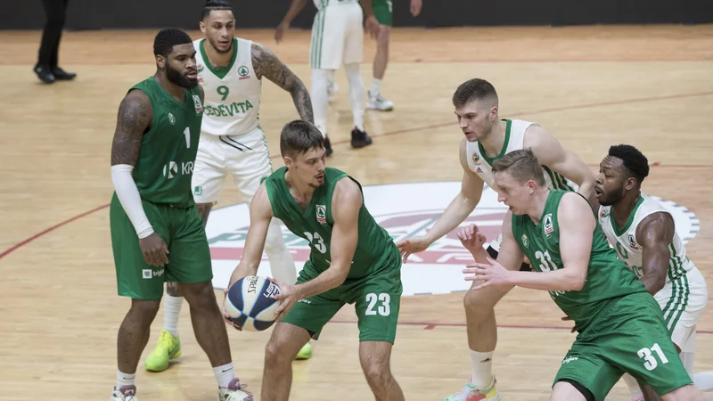 Fotografija: Cedevita Olimpija je imela tudi tokrat precej več orožij kot Krka. FOTO: Jure Eržen/Delo