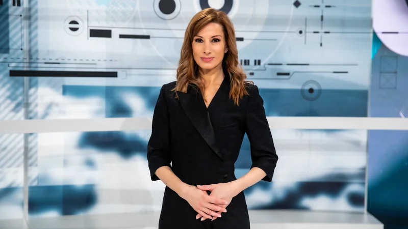 Fotografija: Včasih koga zelo preseneti, ko ga kar sama pokliče za kakšno od tem, ki jih raziskujejo za oddajo. FOTO: Adrian Pregelj/RTV Slovenija