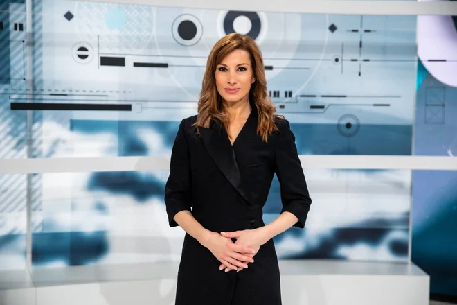 Včasih koga zelo preseneti, ko ga kar sama pokliče za kakšno od tem, ki jih raziskujejo za oddajo. FOTO: Adrian Pregelj/RTV Slovenija
