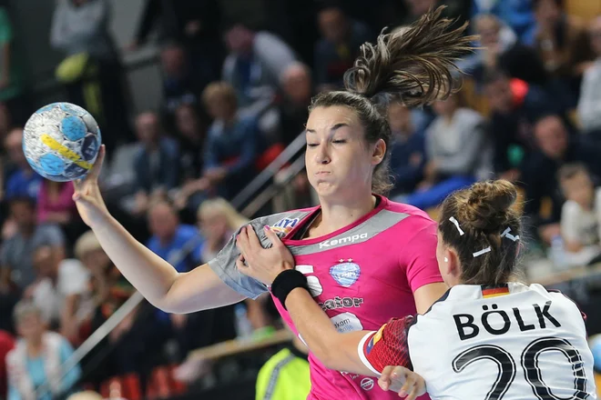 Tjaša Stanko želi Krim Mercator popeljati v repasaž za četrtfinale lige prvakinj. FOTO: Tomi Lombar