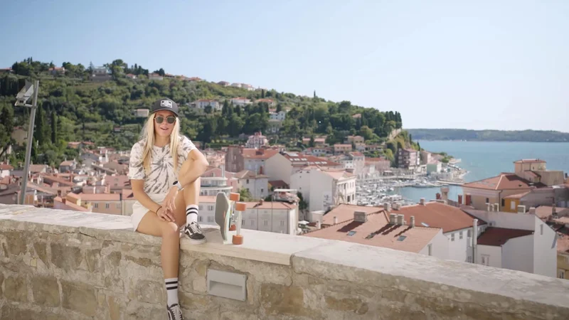 Lonely Planet jo je izbral, da skozi svoje oči predstavi Slovenijo. FOTO: zajem zaslona