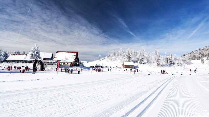Fotografija: S prvim snegom je Tekaško smučarski klub Idrija uredil tekaške proge na Vojskem nad Idrijo, za najmlajše pa je urejeno sankališče. FOTO: Arhiv TSC Vojsko
