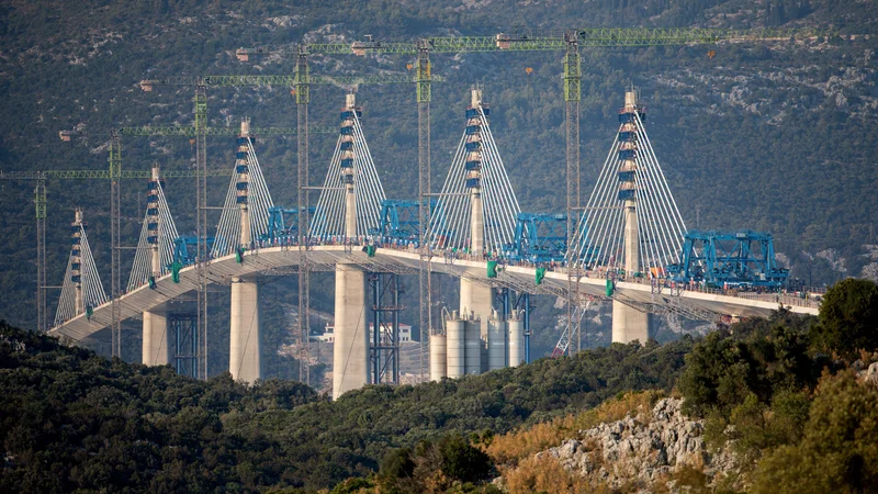 Fotografija: Po 1277 dneh se je konec januarja končala gradnja mostu na Pelješac. Cesto, ki povezuje most in Jadransko magistralo, bodo za promet odprli to poletje, dela na drugih povezovalnih cestah pa bodo končana predvidoma do konca leta. FOTO: Matija Djanješić/Cropix