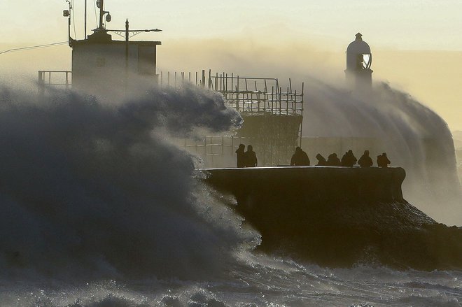 Hude težave z vremenskimi razmerami na britanskem otočju, vključno z Walesom, Škotsko in Irsko. Na fotografiji: Južni Wales. FOTO: Geoff Caddick/AFP
