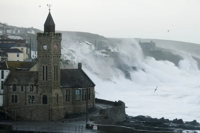 Močan veter in ogromni valovi v kraju Porthleven, Cornwall. FOTO:Tom Nicholson/Reuters
