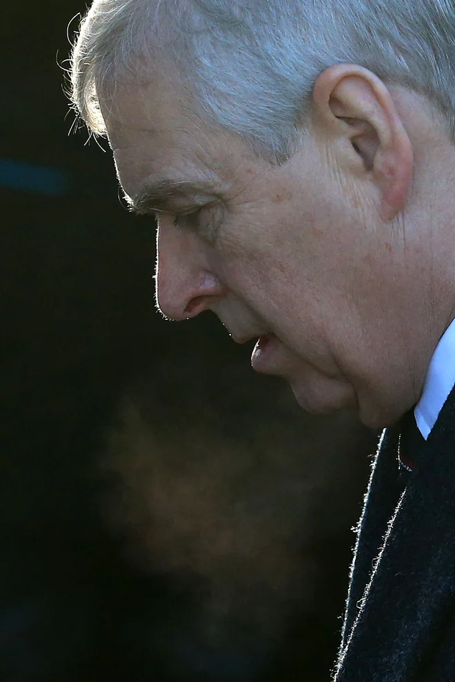 Po mnenju britanskih kraljevih komentatorjev poravnava v tožbi Virginie Giuffre pomeni dokončen konec kariere vojvode Yorškega kot javne osebnosti. FOTO: Lindsey Parnaby/AFP
