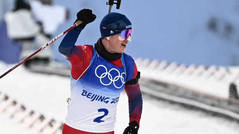 Fotografija: Johannes Thingnes Bø se je takole veselil zmage na današnji tekmi s skupinskim štartom. FOTO: Jewel Samad/AFP