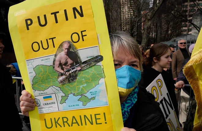 Protestniki so se zbrali v znak solidarnosti z Ukrajino pred Združenimi narodi v New Yorku, kjer se je včeraj sestal Varnostni svet ZN, da bi obravnaval razmere med Ukrajino, Rusijo in zaveznicami v Natu. Foto: Timothy A. Clary/Afp
