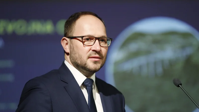 Fotografija: Ministrstvo za infrastrukturo je danes v vladno proceduro vložilo poroštveni zakon za del tretje razvojne osi, širitev ljubljanske obvoznice in cesto Ormož–Markovci, je povedal minister za infrastrukturo Jernej Vrtovec. FOTO: Leon Vidic/Delo