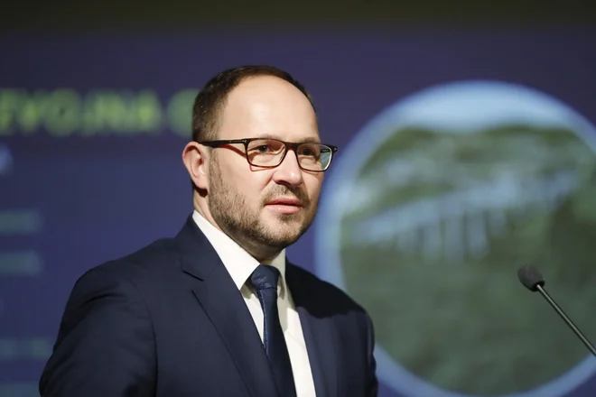 Ministrstvo za infrastrukturo je danes v vladno proceduro vložilo poroštveni zakon za del tretje razvojne osi, širitev ljubljanske obvoznice in cesto Ormož&ndash;Markovci, je povedal minister za infrastrukturo Jernej Vrtovec. FOTO: Leon Vidic/Delo
