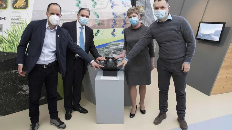 Fotografija: Vzorec Triglavskega ledenika je v obliki ledeniške vode končal svojo pot na OI Peking 2022 v Slovenskem planinskem muzeju v Mojstrani. FOTO: Andrej Križ