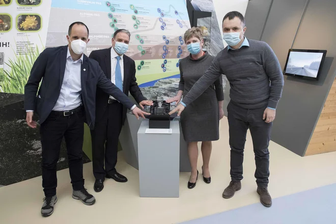 Vzorec Triglavskega ledenika je v obliki ledeniške vode končal svojo pot na OI Peking 2022 v Slovenskem planinskem muzeju v Mojstrani. FOTO: Andrej Križ
