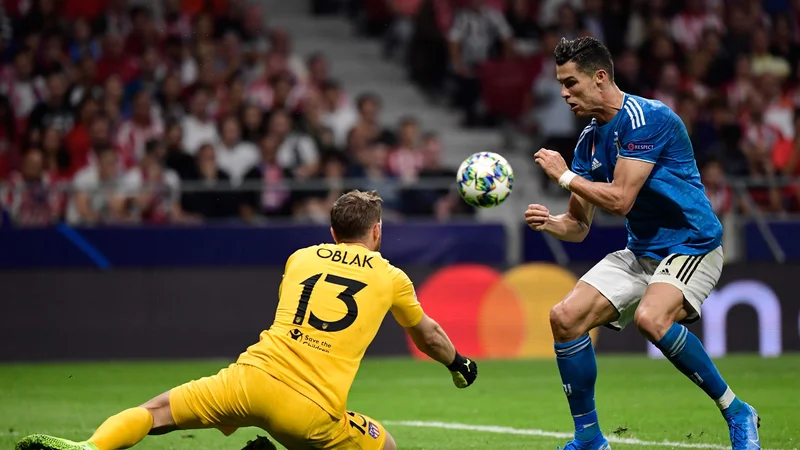 Fotografija: Cristiano Ronaldo na zadnjih dveh medsebojnih tekmah Janu Oblaku ni zabil gola. Šlo je za obračuna skupinskega dela lige prvakov, ko je bil član Juventusa (sezona 2019/20). FOTO: Javier Soriano/AFP