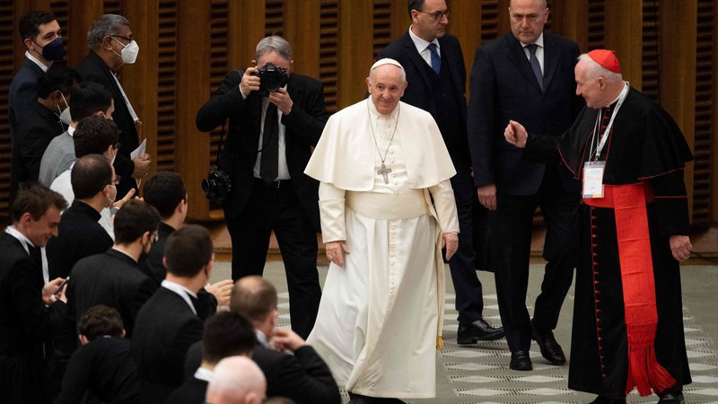 Fotografija: Papež Frančišek se te dni temeljito loteva vloge duhovništva, Cerkev hoče vrniti v prvotno obdobje krščanstva. FOTO: Tiziana Fabi/AFP
