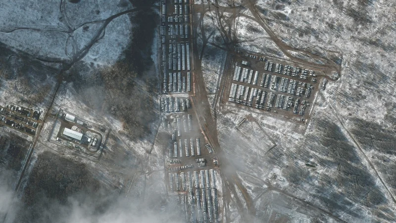 Fotografija: Satelitska slika prikazuje vojaška vozila in opremo v kraju Jelnija na zahodu Rusije. Foto: Maxar Technologies/Reuters