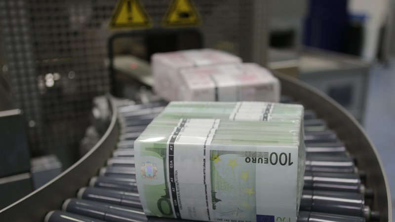 Fotografija: Evro je na preizkušnji, njegova kupna moč se je v zadnjem letu pri nas povprečno znižala za šest odstotkov. Foto Leonhard Foeger Reuters
