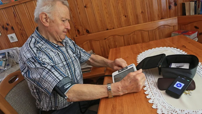 Fotografija: Prijavitelji morajo zagotoviti opremo za delovanje storitev e-oskrbe z različnimi načini proženja asistenčnega klica, kot so SOS gumb, zapestnica, detektorji gibanja in podobno. FOTO:Tadej Regent/Delo
