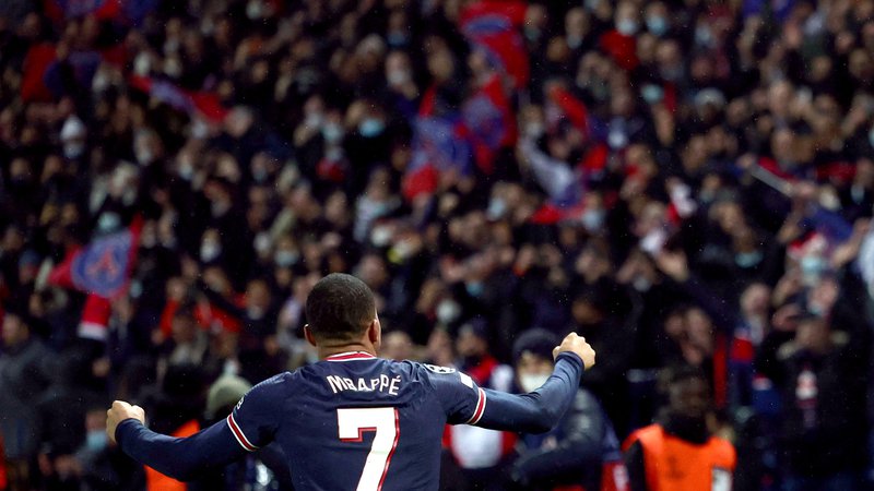 Fotografija: Kylian Mbappe je z golom v mrežo Reala razveselil poln štadion Park princev v Parizu. FOTO: Sarah Meyssonnier/Reuters
