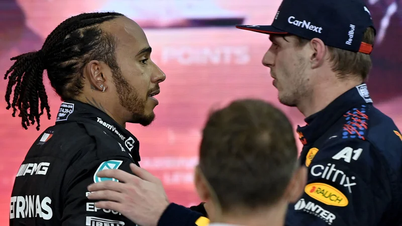 Fotografija: Lewis Hamilton in Max Verstappen sta (začasno) zakopala bojno sekiro. FOTO: Andrej Isakovic/AFP