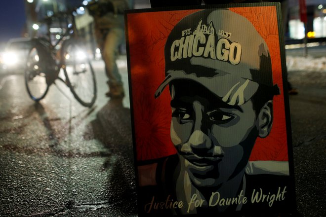 Slika Daunteja Wrighta na demonstracijah zaradi rasističnega policijskega nasilja. FOTO: Nicole Neri/Reuters
