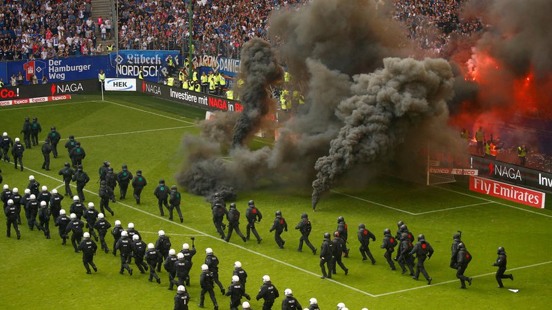 Fotografija: Prizor iz leta 2018, ko so navijači Hamburga začinili tekmo z Borussio z metanjem pirotehničnih sredstev. FOTO: Morris Macmatzen/Reuters
