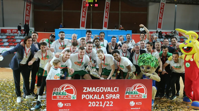 Fotografija: Pokalni zmagovalci po zasluženem uspehu. FOTO: Jože Suhadolnik/Delo