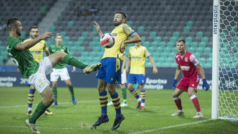 Fotografija: Teden dni pred derbijem v Stožicah imajo nogometaši Kopra in Olimpije sila neugodni tekmi. FOTO: Jure Eržen/Delo
