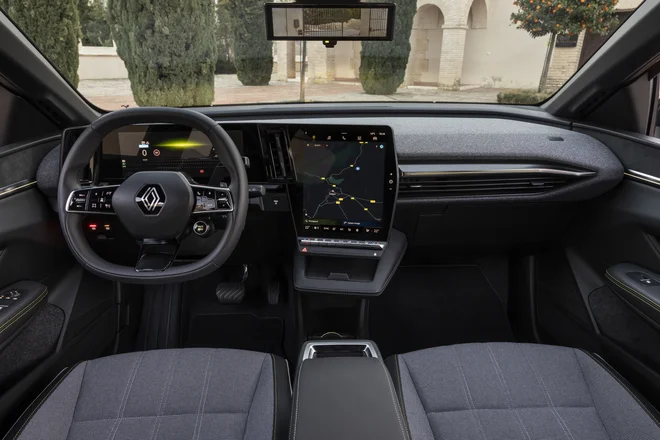 Armaturna plošča je povsem posvečena vozniku.FOTO: Renault
