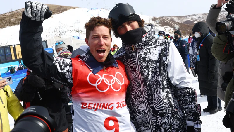 Fotografija: Shaun White je prejšnji petek pozdravljal vse navzoče po zadnjem nastopu v snežnem parku Genting. Prosilcev za skupno fotografijo ali avtogram seveda ni manjkalo. FOTO: Hannah Mckay/Reuters