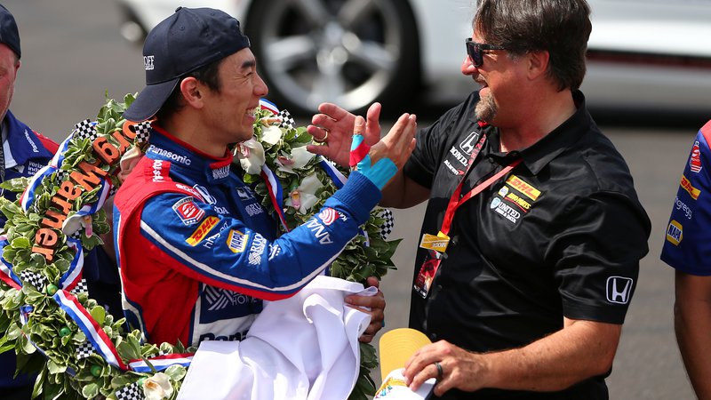 Fotografija: Takuma Sato (levo), tudi sam nekoč del karavane F1, pozdravlja Michaela Andrettija po zmagi na dirki Indianapolis 500 leta 2017. FOTO: Mark J. Rebilas/USA Today Sports
