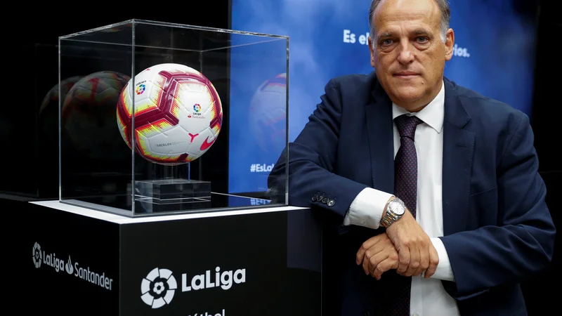 Fotografija: Javier Tebas v poslovnih prostorih LaLige v Madridu. FOTO: Paul Hanna/Reuters