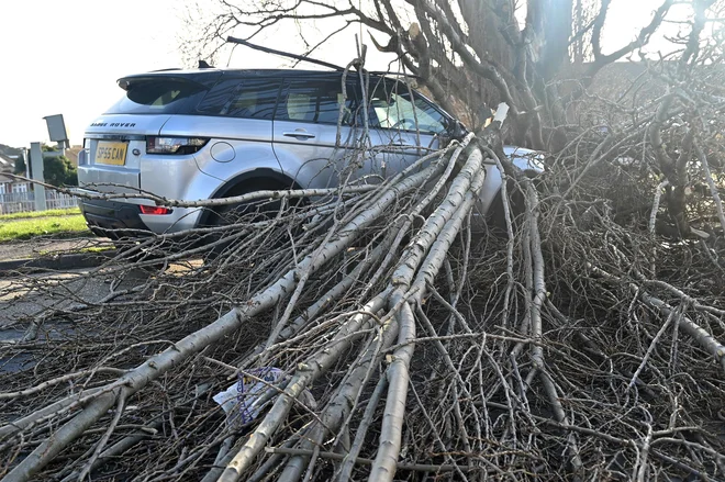 Nevihta Eunice je paralizirala britansko otočje. Prizor je iz Southwicka na jugu Anglije. FOTO: Glyn Kirk/AFP
