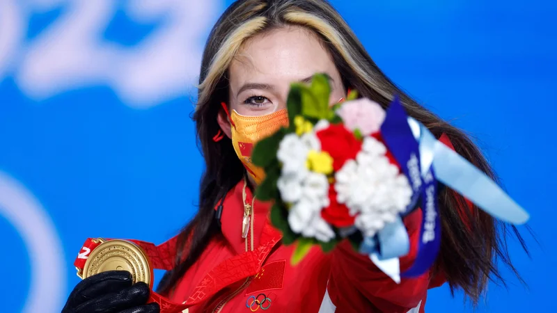 Fotografija: Kitajska junakinja Eileen Gu med podelitvijo na trgu v Zhangjiakouju. FOTO: Odd Andersen/AFP