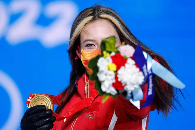 Kitajska junakinja Eileen Gu med podelitvijo na trgu v Zhangjiakouju. FOTO: Odd Andersen/AFP