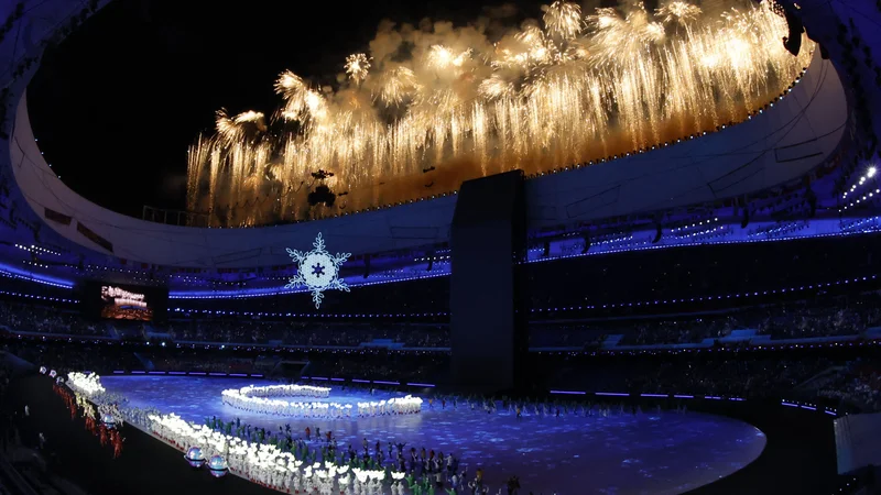 Fotografija: Prizor z otvoritvene slovesnosti v Pekingu, kjer se bodo morali v nedeljo posloviti še od prvih zimskih iger v kitajski zgodovini. FOTO: Jonathan Ernst/Reuters
