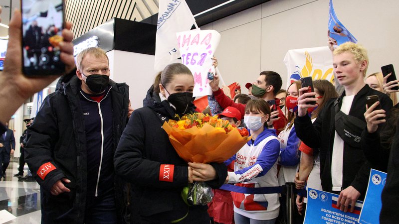 Fotografija: Kamilo Valijevo so na moskovskem letališču Šeremetjevo v petek sprejeli z vsemi častmi. FOTO: Reuters

