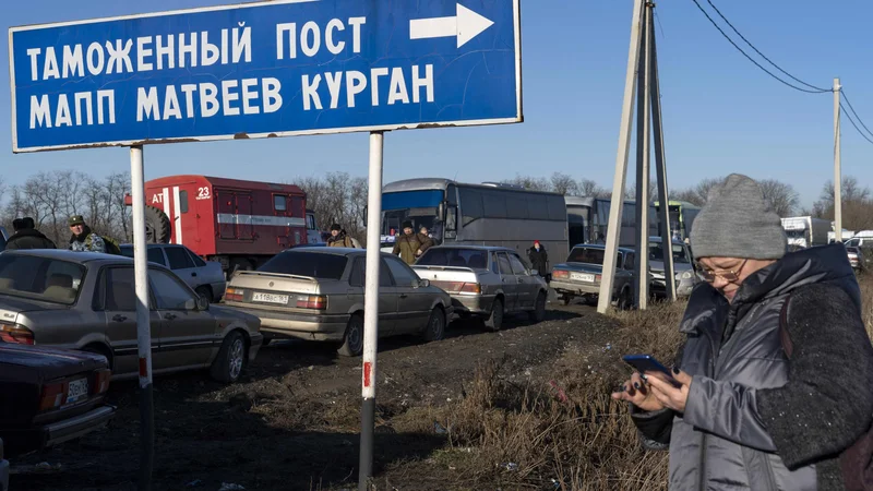 Fotografija: Po navedbah doneških separatistov so na varno prepeljali več kot 6000 ljudi, od tega 2400 otrok. FOTO: Andrey Borodulin/Afp