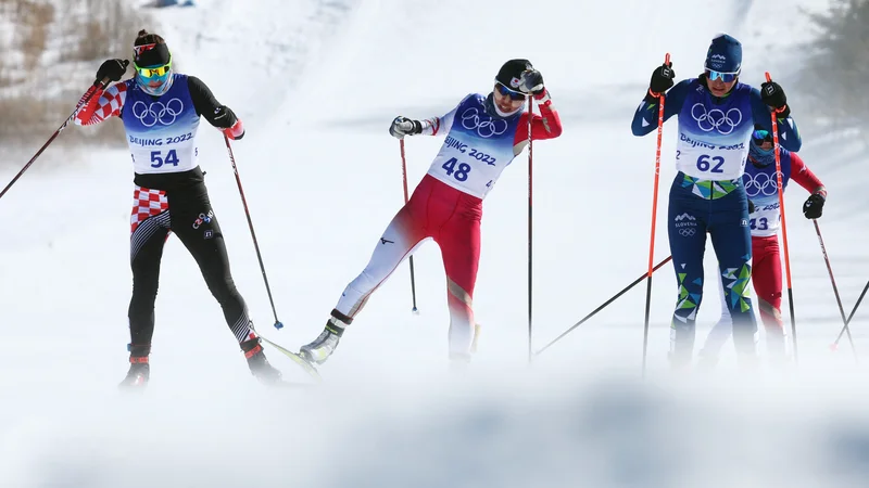 Fotografija: Neža Žerjav (desno) se je v izjemno težkih vremenskih razmerah solidno kosala z najdaljšo preiuzušnjo v smučarskih tekmih. FOTO: Marko Djurica/Reuters