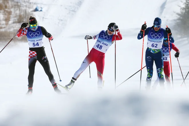 Neža Žerjav (desno) se je v izjemno težkih vremenskih razmerah solidno kosala z najdaljšo preiuzušnjo v smučarskih tekmih. FOTO: Marko Djurica/Reuters