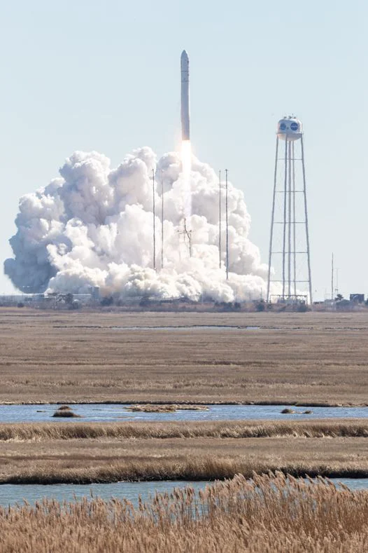 Na raketi korporacije Northrop Grumman je tudi mini umetniška razstava Galerija na Luni. FOTO: NASA Wallops/Allison Stancil
