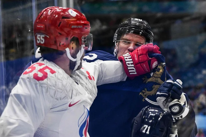 Rus Vladimir Tkačeev in Finec Joonas Nattinen sta si izmenjala nekaj udarcev. FOTO: Anthony Wallace/AFP

