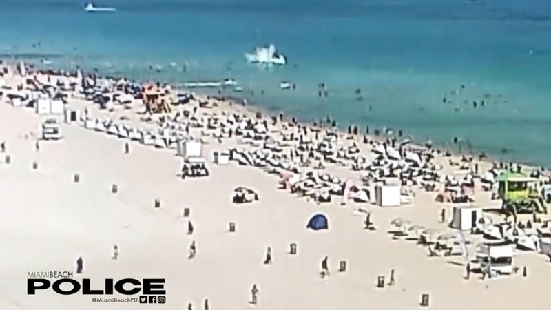Fotografija: Nesreča se je zgodila v času, ko je bila plaža polna ljudi. FOTO: Miami Beach Police via Reuters
