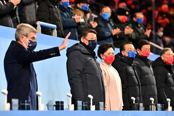2022 Beijing Olympics - Opening Ceremony - National Stadium, Beijing, China - February 4, 2022. Chinese President Xi Jinping and his wife Peng Liyuan during the opening ceremony. Pool via REUTERS/Anthony Wallace Foto Pool Pool Via Reuters
